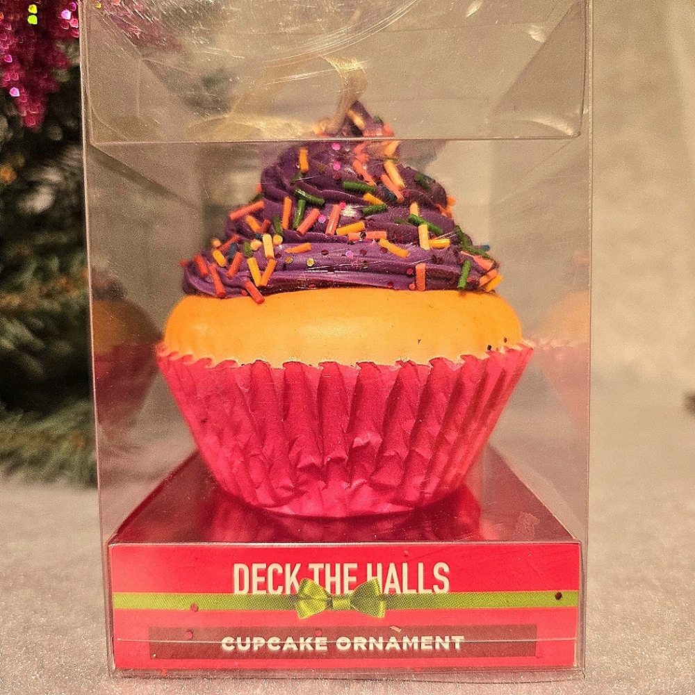 3/10$ - NIB 2015 Deck the Halls Cupcake Ornament Purple Frosting Sprinkles NEW